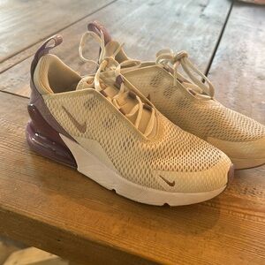 Girls Nike Air Max 270s Size 3Y. Good condition lightly worn.